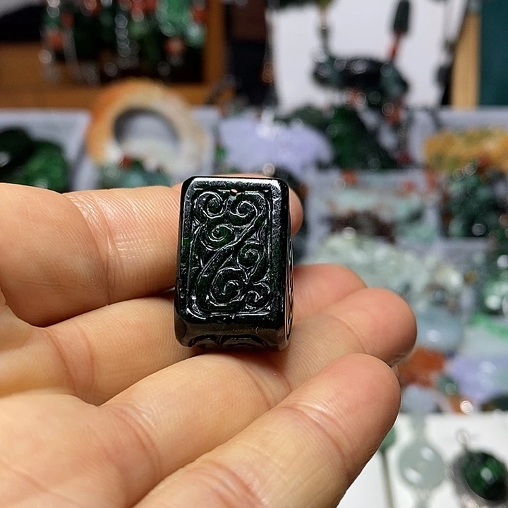 翡翠未镶嵌吊坠(赠链)