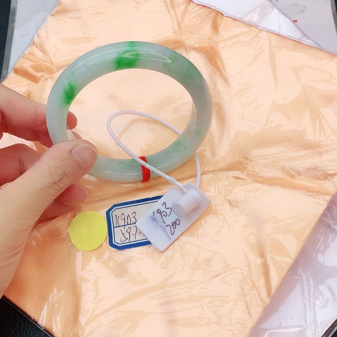 翡翠手镯未镶嵌翡翠