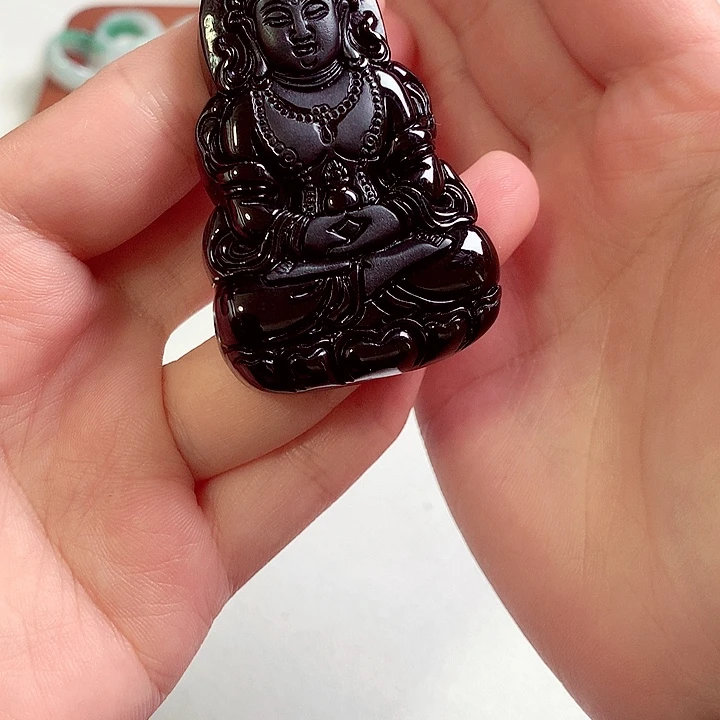 佳***；翡翠未镶嵌颈饰翡翠