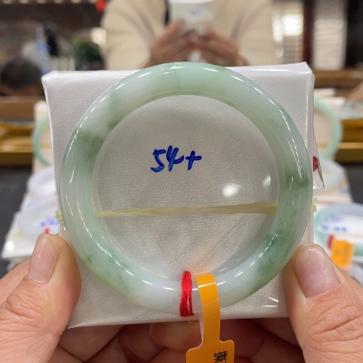 翡翠手镯未镶嵌翡翠