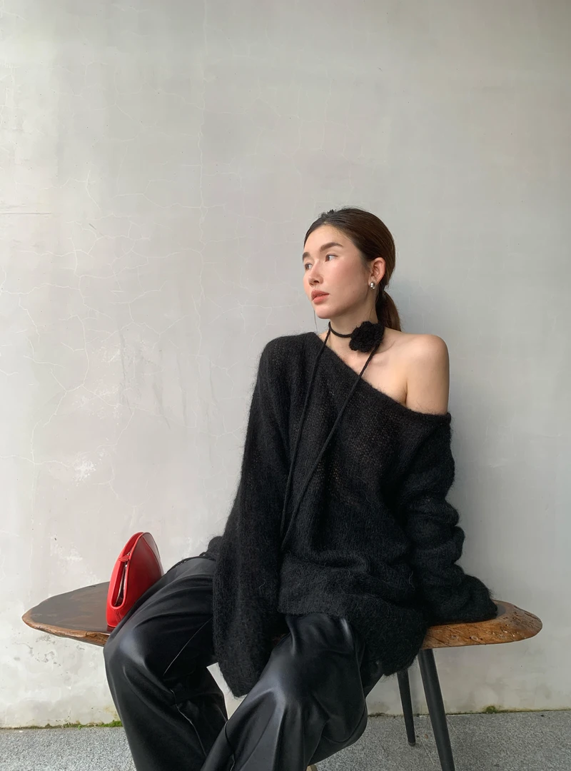 慵懒风设计斜肩针织毛衣女秋宽松显瘦中长款针织上衣复古阔腿皮裤