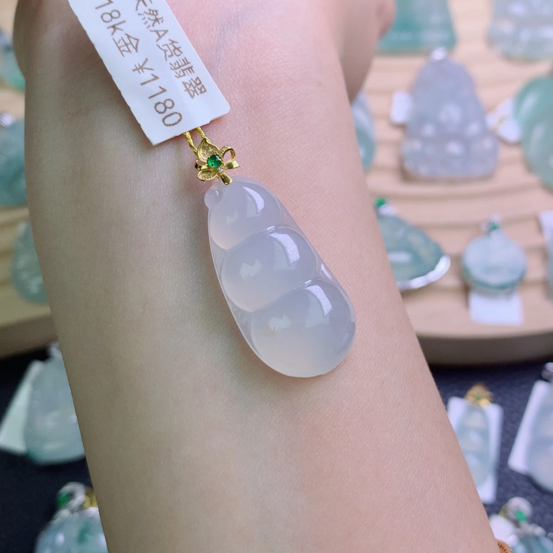 翡翠18K金镶嵌颈饰吊坠