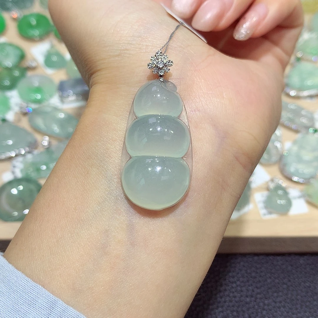 翡翠18K金镶嵌颈饰豆子