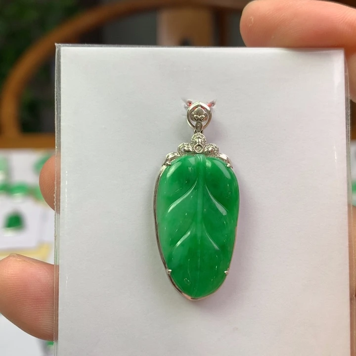 翡翠18K金镶嵌颈饰翡翠吊坠