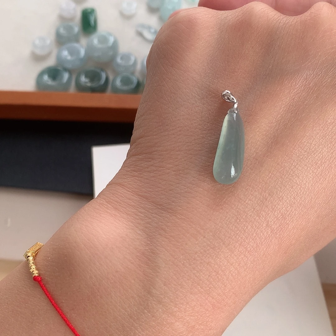 翡翠18K金镶嵌颈饰瓜