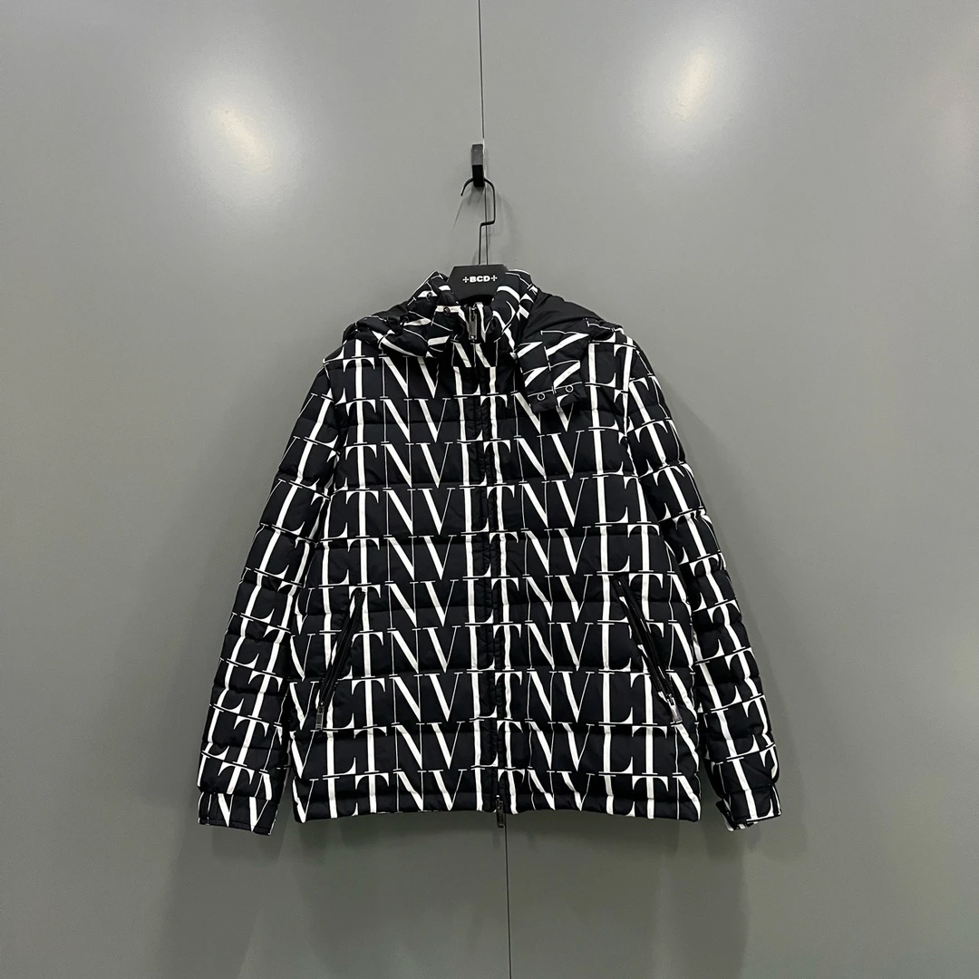 未使用 Valentino/华伦天奴 jp915 605224 满印字母羽绒夹克 52码