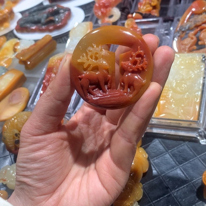 石英质玉（黄龙玉）未镶嵌颈饰