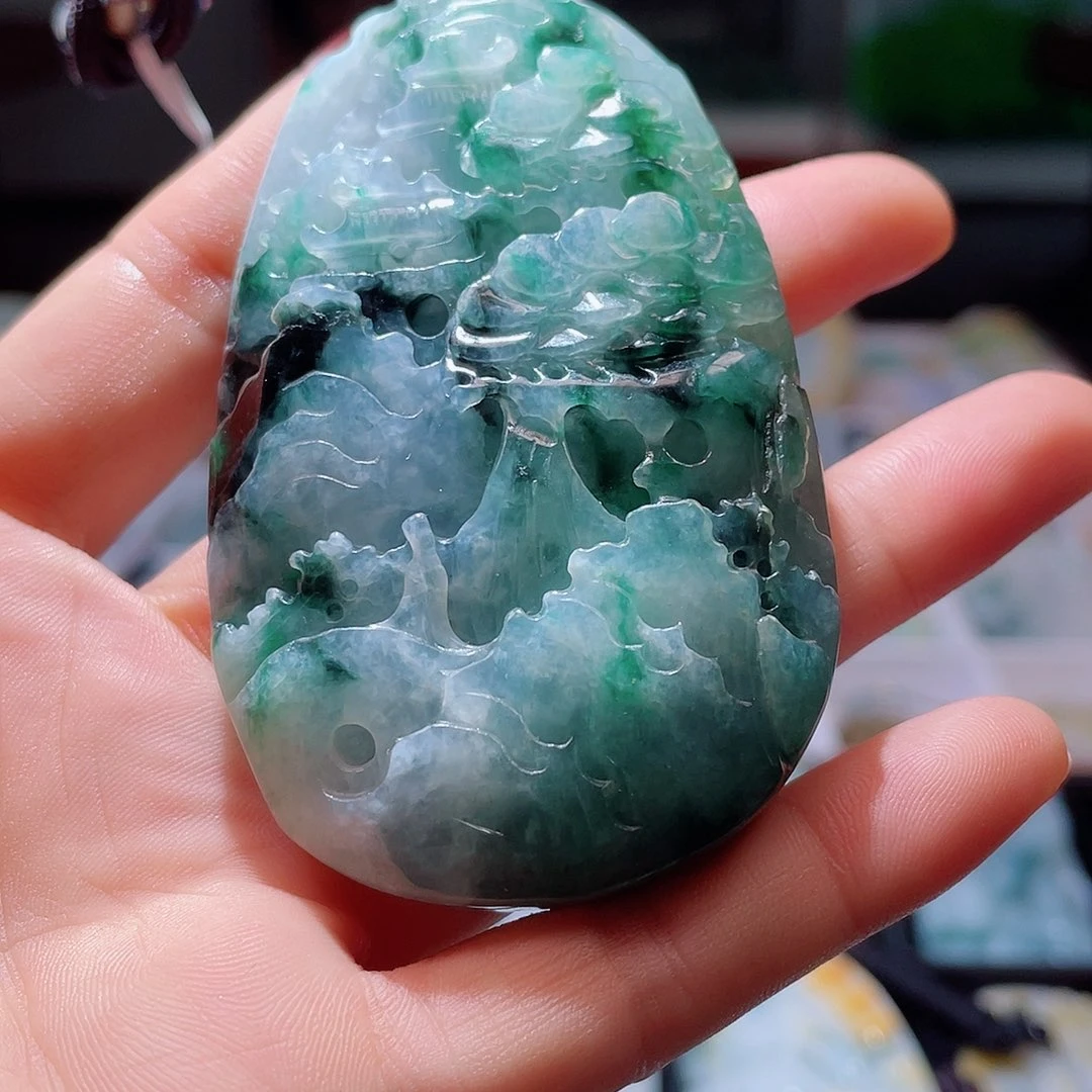 翡翠未镶嵌颈饰一个