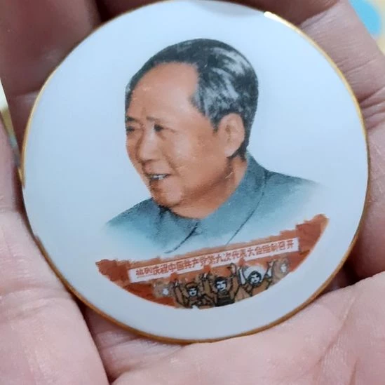 铝北***6圆形红色文字像章