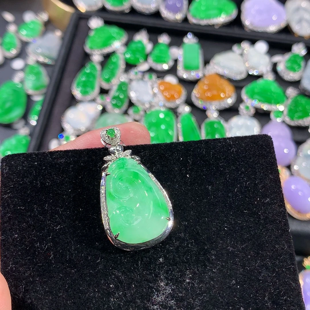 翡翠18K金镶嵌颈饰