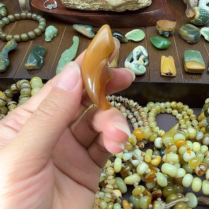 蛇纹石玉未镶嵌颈饰狼牙