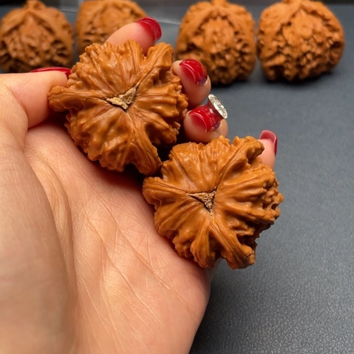 是***呀文玩核桃吊坠白狮子
