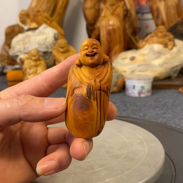 柏木（崖柏）弥勒佛手把件