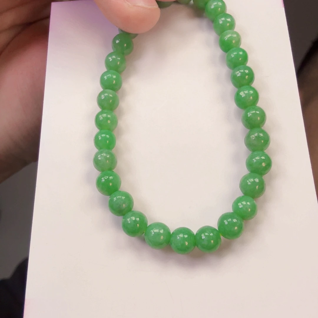 翡翠未镶嵌颈饰一件