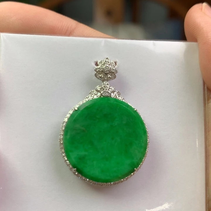 翡翠18K金镶嵌颈饰翡翠吊坠