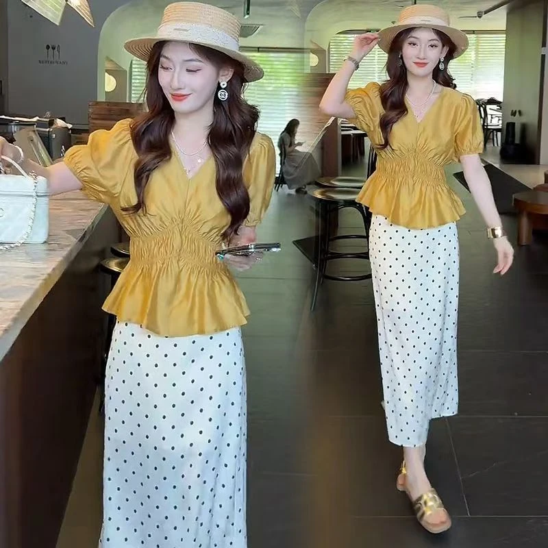 夏季洋气穿搭设计感捏褶收腰法式V领衬衫波点百搭显瘦半身裙套装