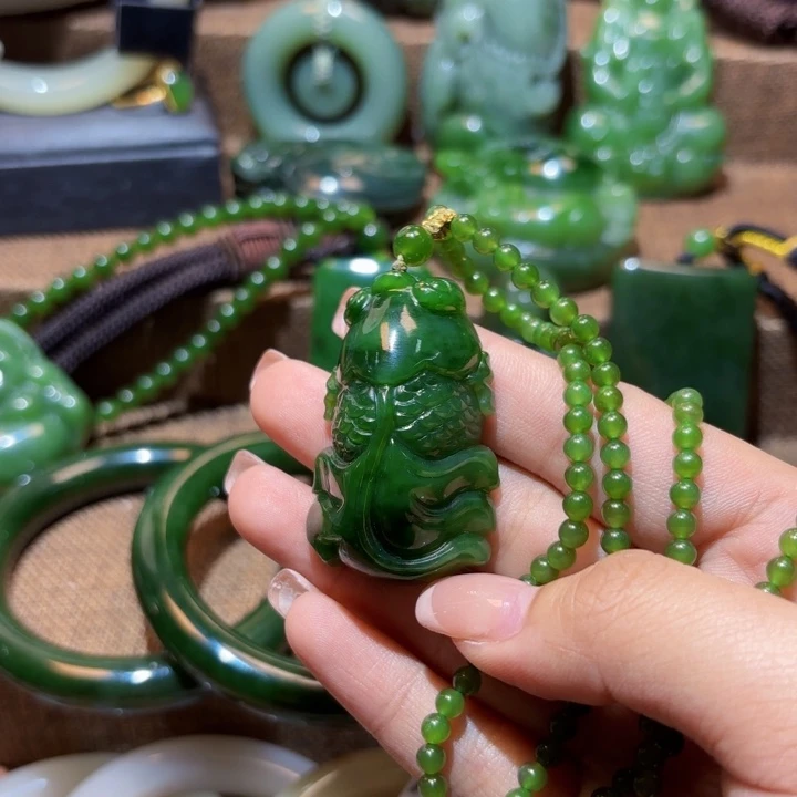 颈饰未镶嵌和田玉（碧玉）