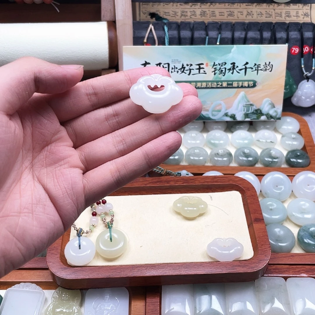 石英质玉合金颈饰