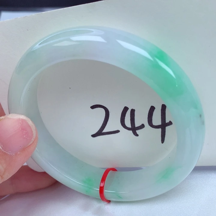 翡翠手镯未镶嵌翡翠