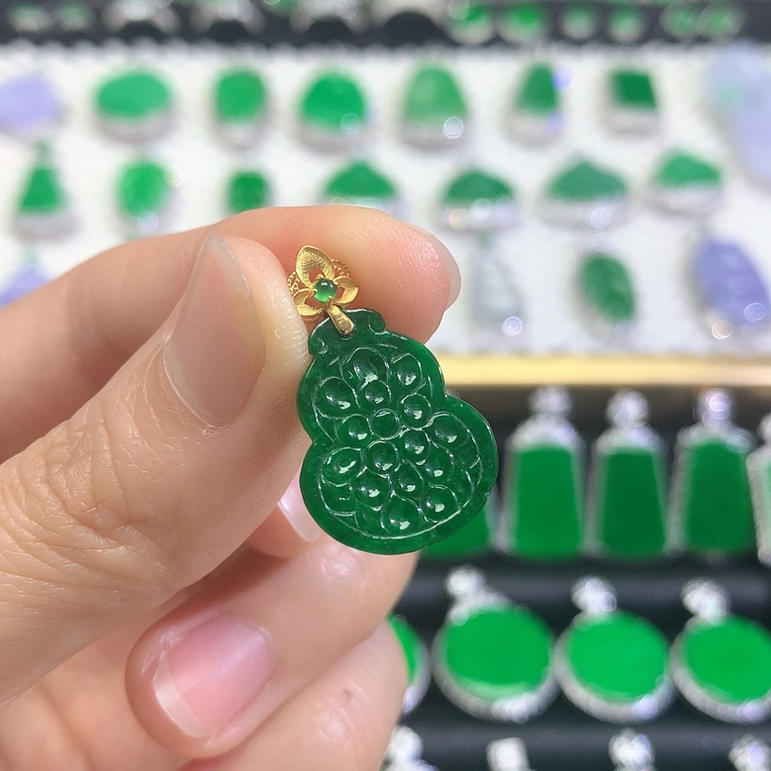 颈饰18K金镶嵌翡翠吊坠