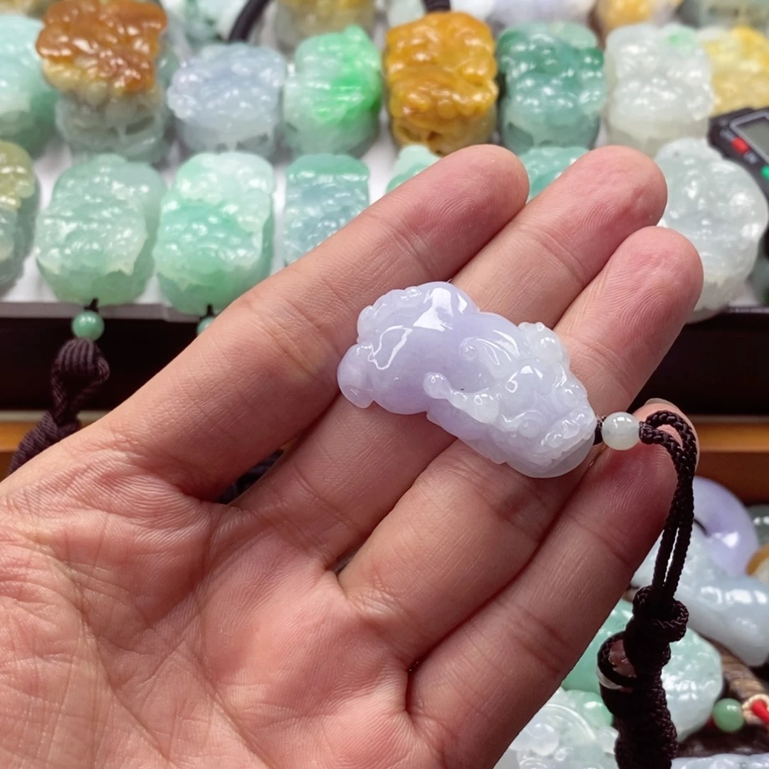 翡翠未镶嵌颈饰貔貅