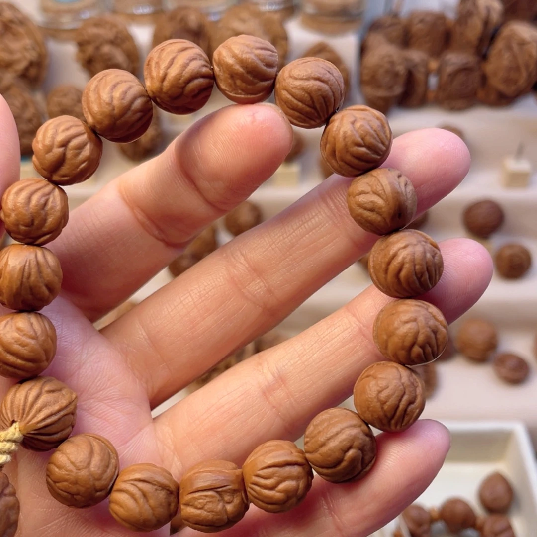 桃核吊坠龙纹素串