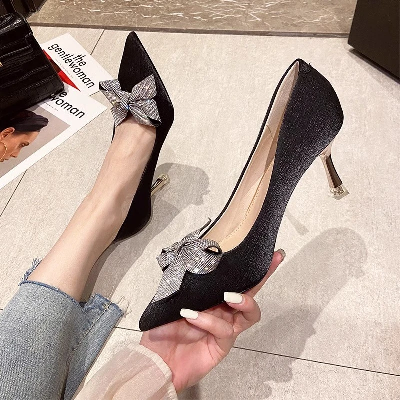 气质水钻浅口绸缎粗跟单鞋女2025年新款春尖头高跟鞋职业黑色百搭