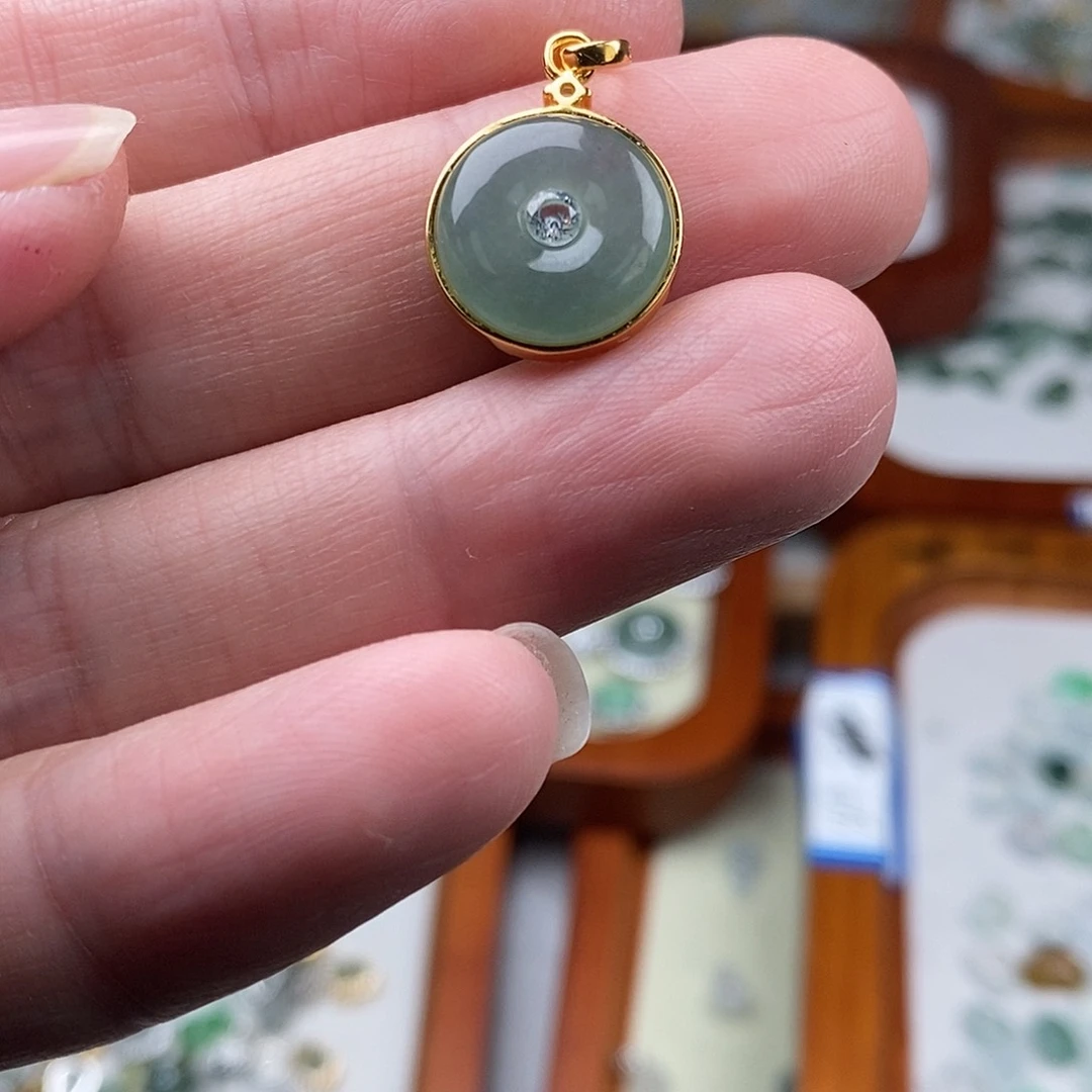 翡翠颈饰未镶嵌平安扣