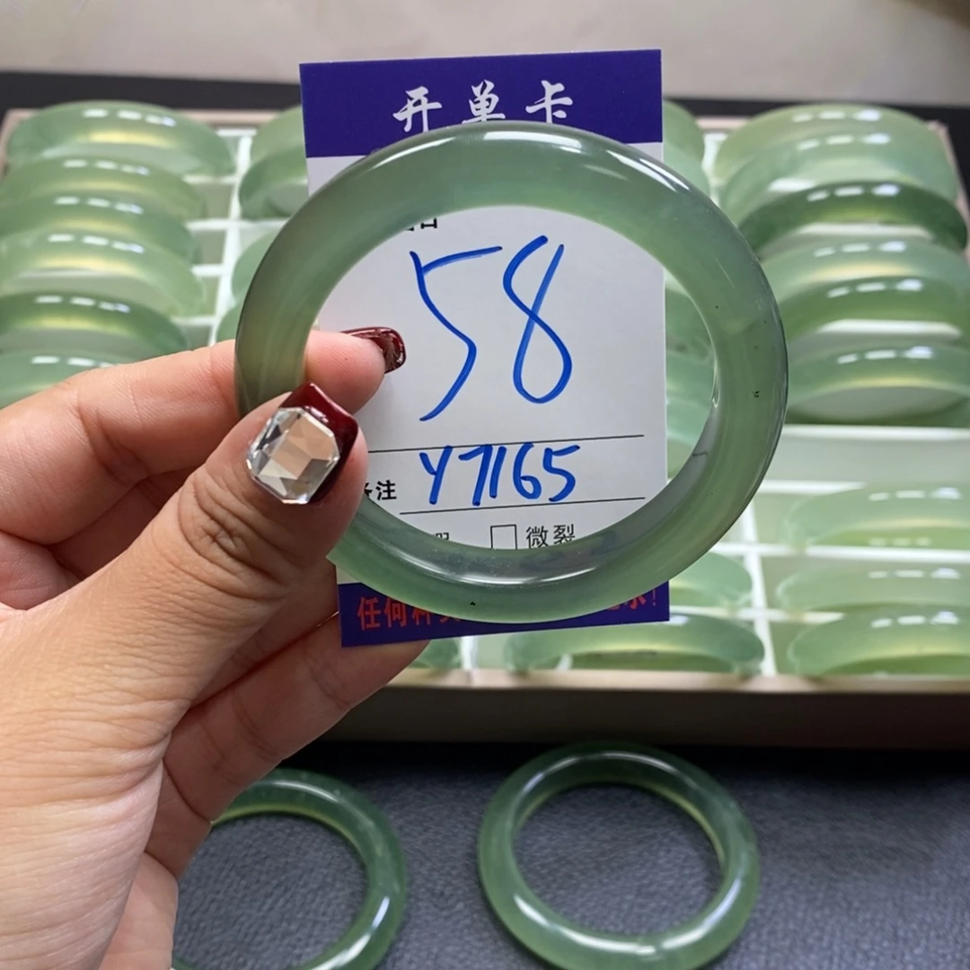 怦****蛇纹石玉未镶嵌手镯