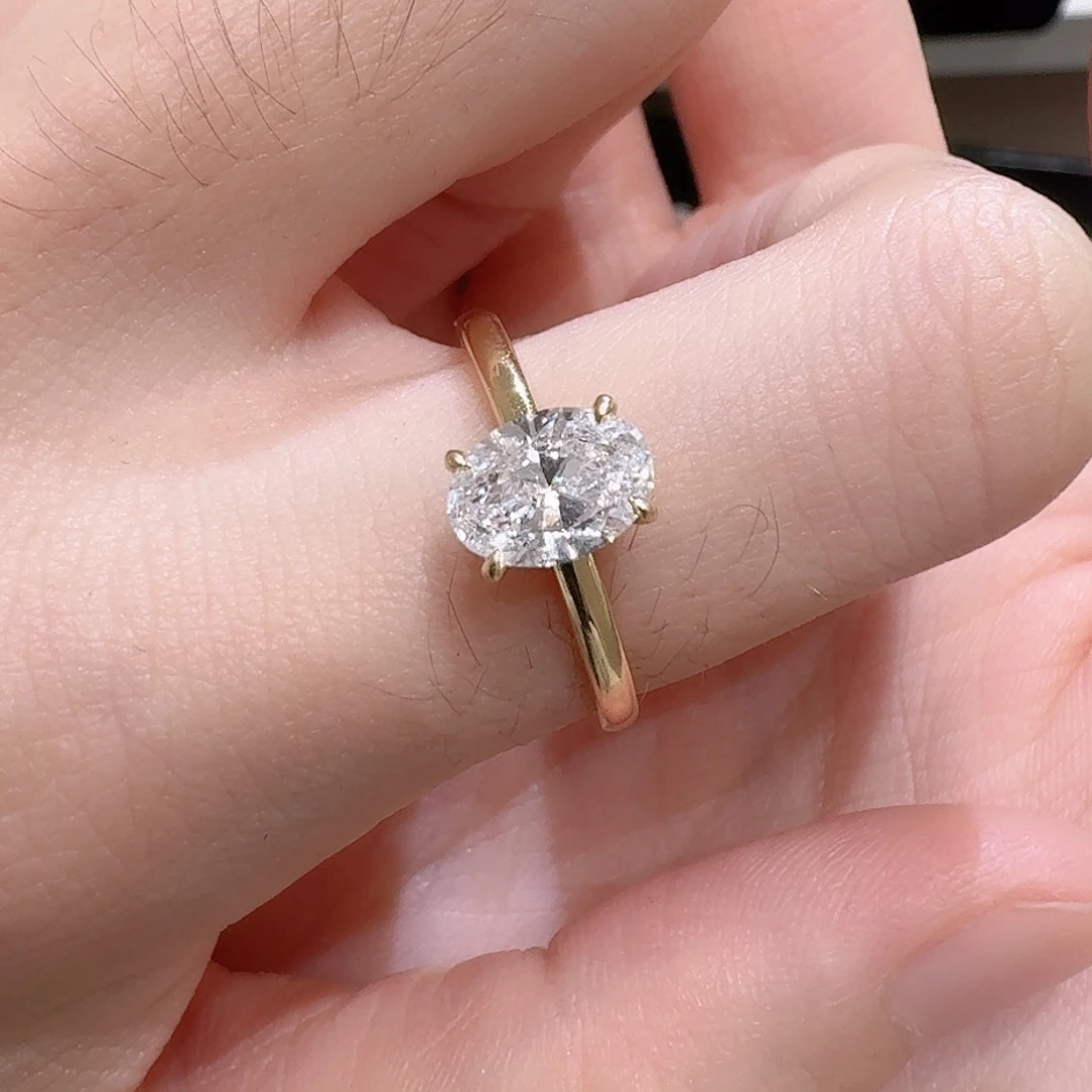 笑***呵实验室培育钻石18K金镶嵌椭圆钻戒k黄1克拉16圈