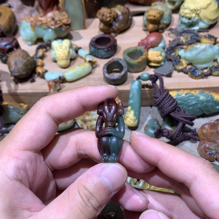 未镶嵌岫岩河磨玉（透闪石质玉）挂件