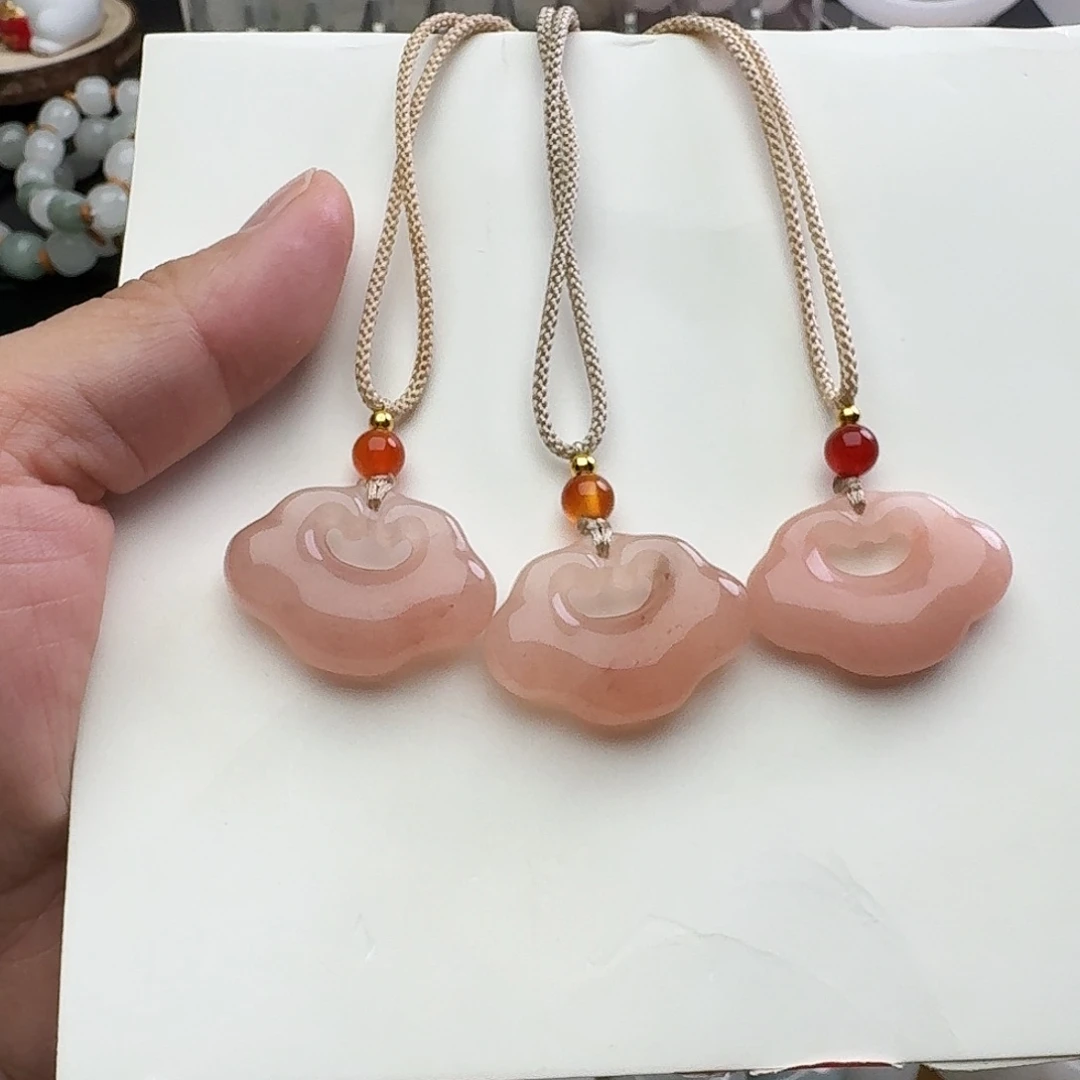 石英质玉未镶嵌颈饰如意锁桃花酿
