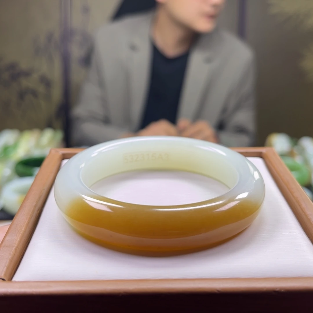 和田玉未镶嵌手镯