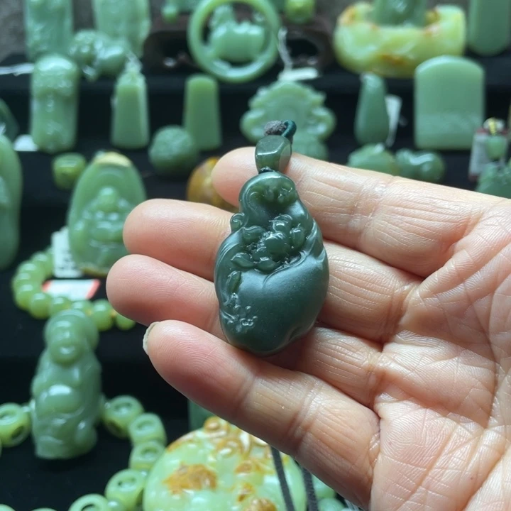 岫岩老玉（透闪石质玉）颈饰未镶嵌