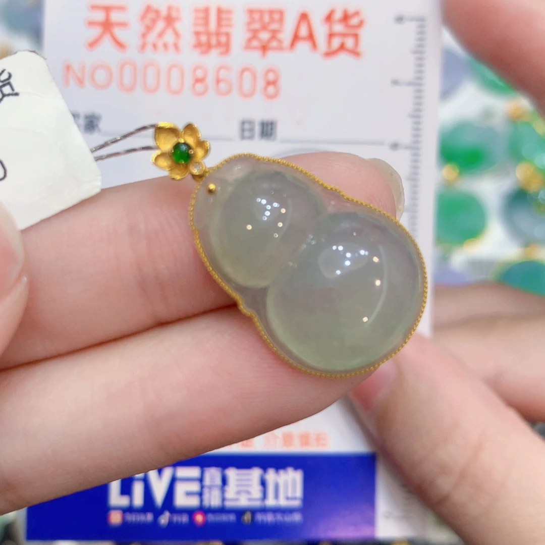 翡翠18K金镶嵌颈饰葫芦