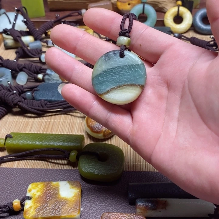 蛇纹石玉挂件未镶嵌蘑****屋