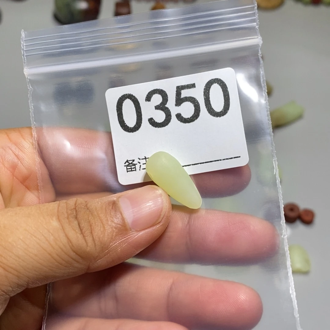颈饰未镶嵌透闪石质玉英***事