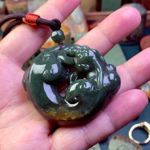 岫岩河磨玉（透闪石质玉）颈饰未镶嵌