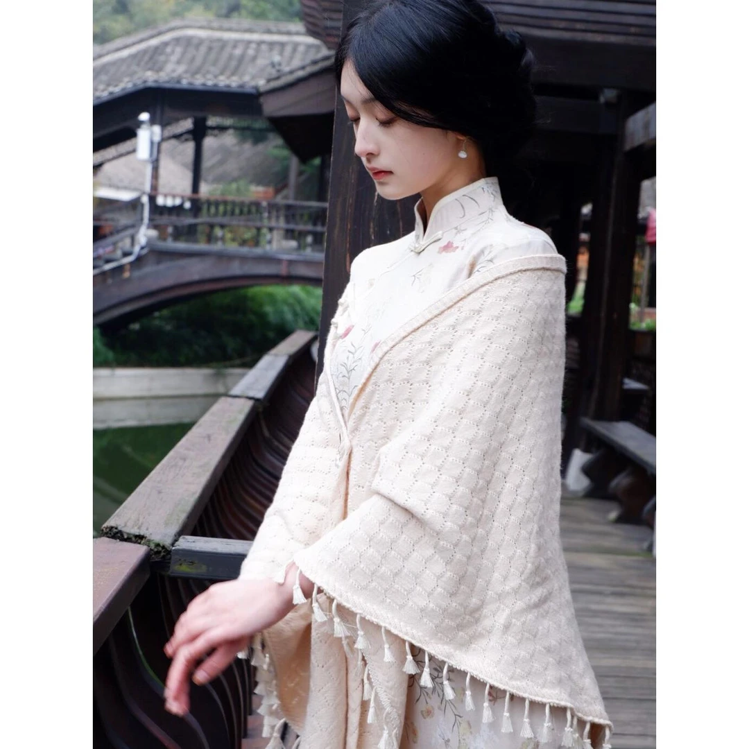 旗袍披肩春秋外衫女式细羊毛针织三角围巾扣流苏披风