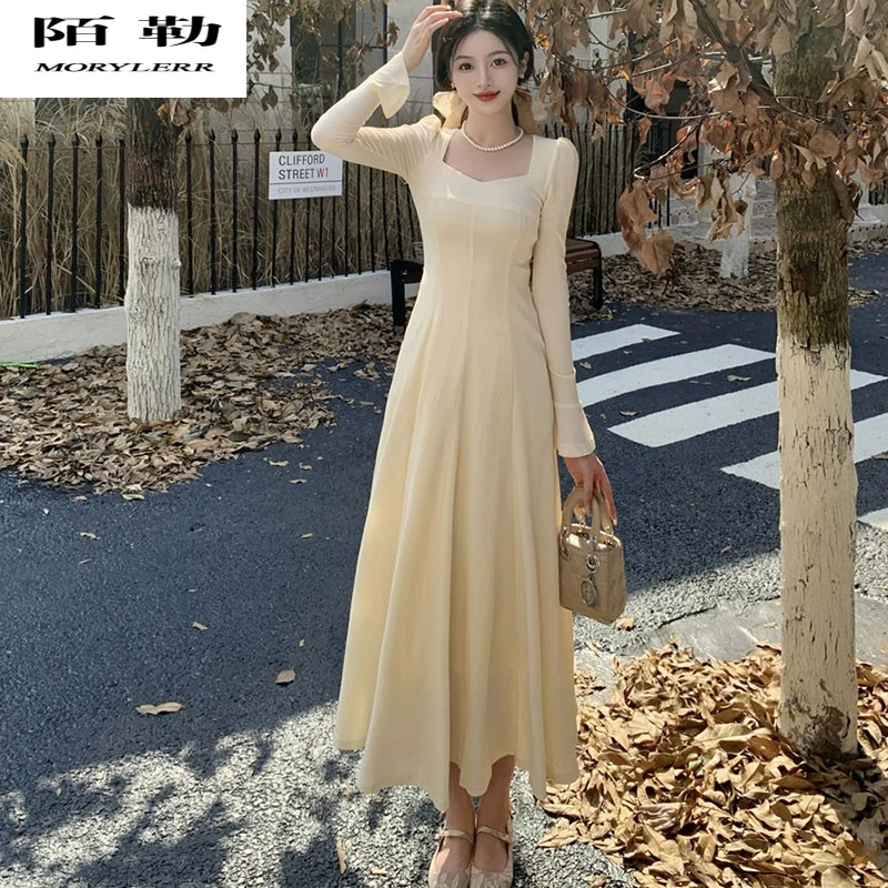 赫本风小黑裙女2024秋冬新款胖mm遮肉复古方领长裙御姐气质连衣裙