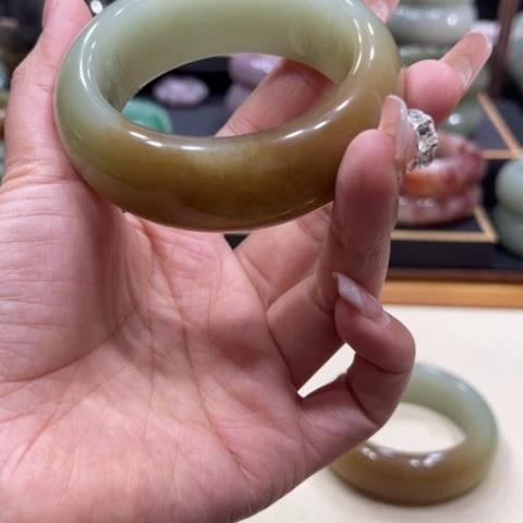 未镶嵌手镯石英质玉