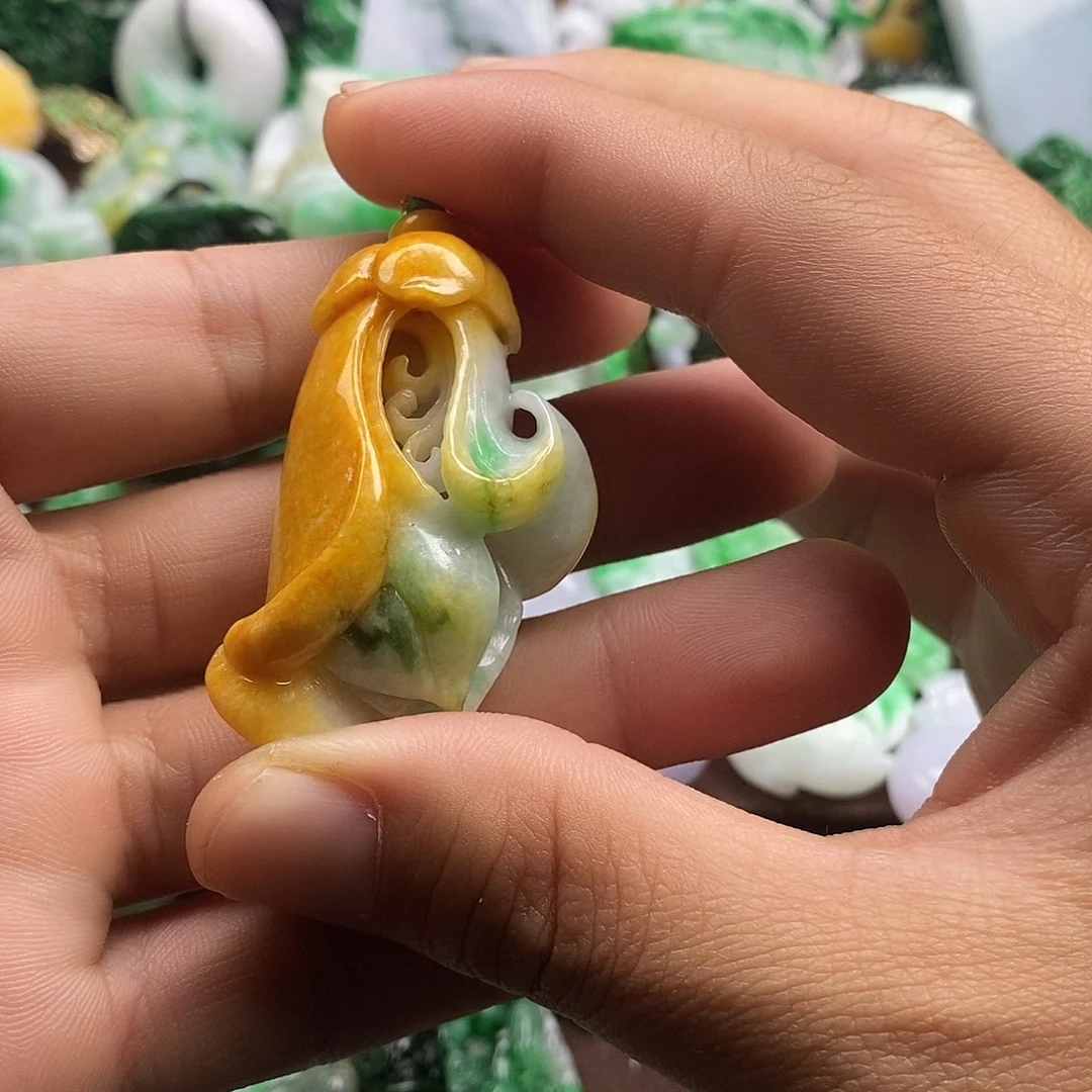 翡翠未镶嵌颈饰花