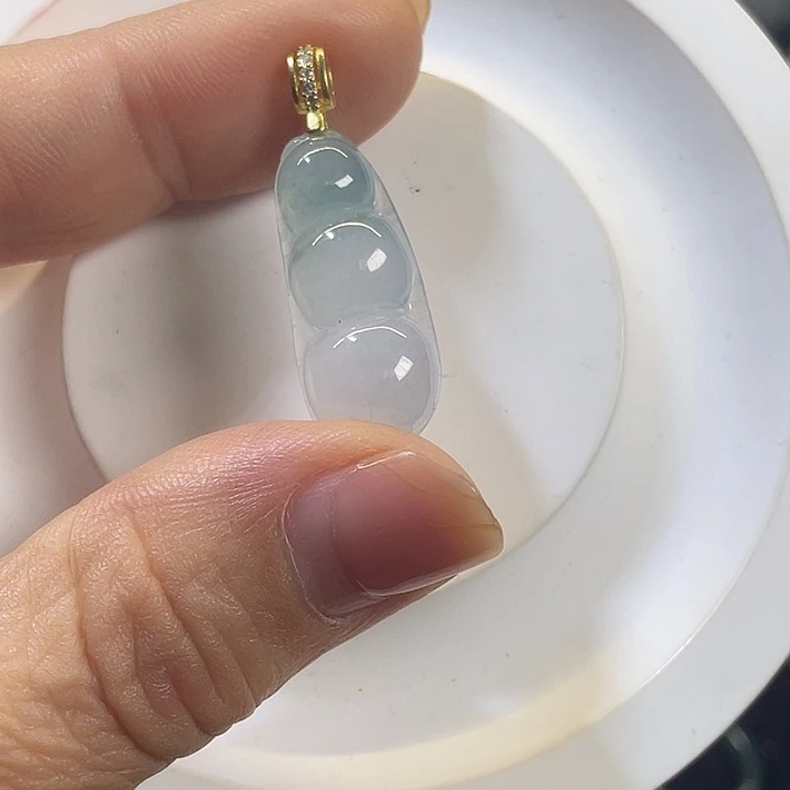 翡翠未镶嵌颈饰冰豆子吊坠