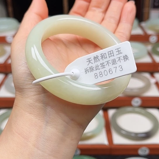 和田玉手镯未镶嵌