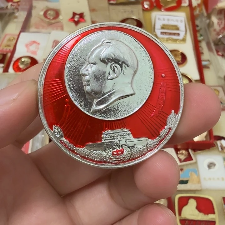邬***】铝毛爷爷像章，万岁
