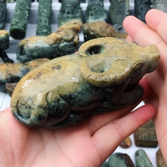 未镶嵌岫岩河磨玉（透闪石质玉）把件