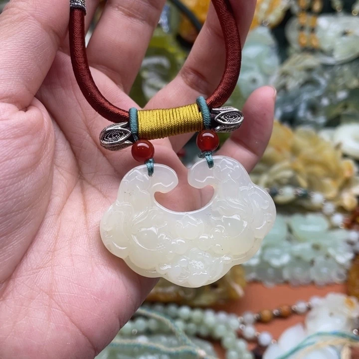 蛇纹石玉吊坠合金