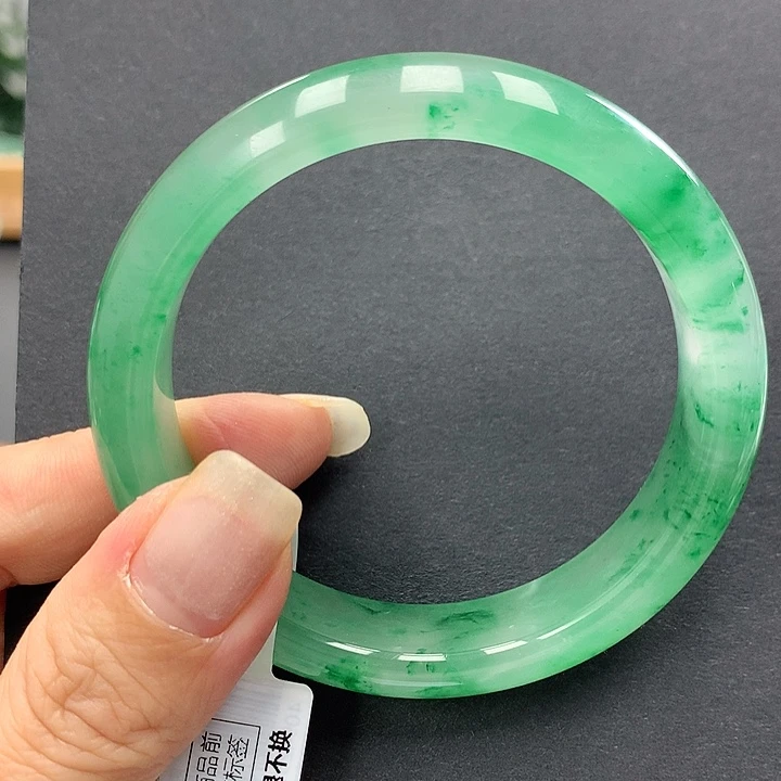 石英质玉手镯未镶嵌B****?