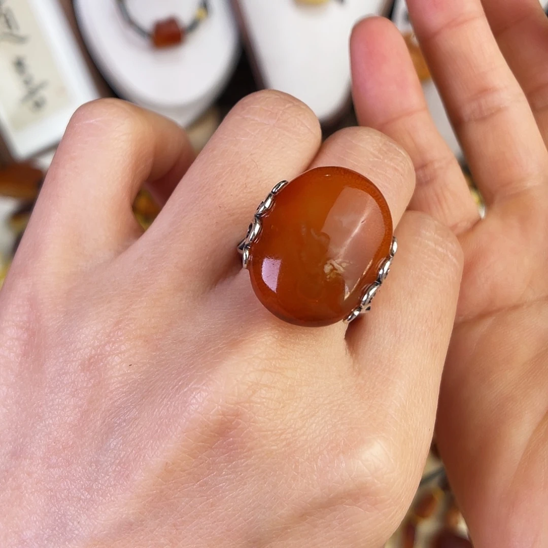 琥珀珠宝奇石未镶嵌。