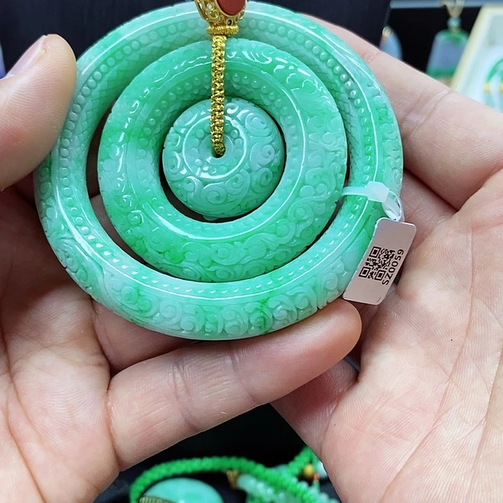 翡翠颈饰未镶嵌修**果吊坠